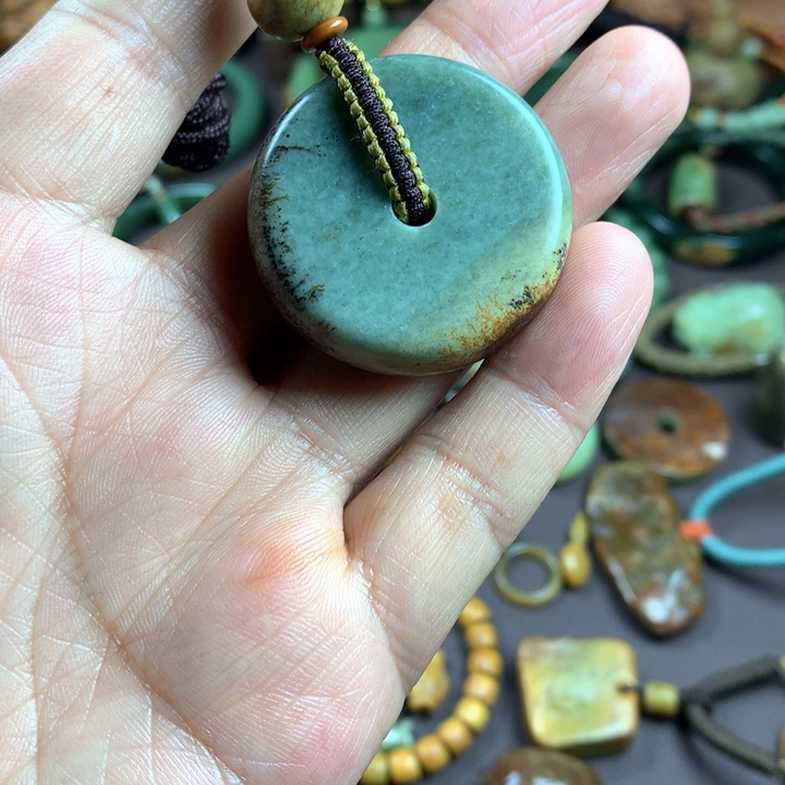吊坠(赠链)未镶嵌岫岩河磨玉（透闪石质玉）曾****水