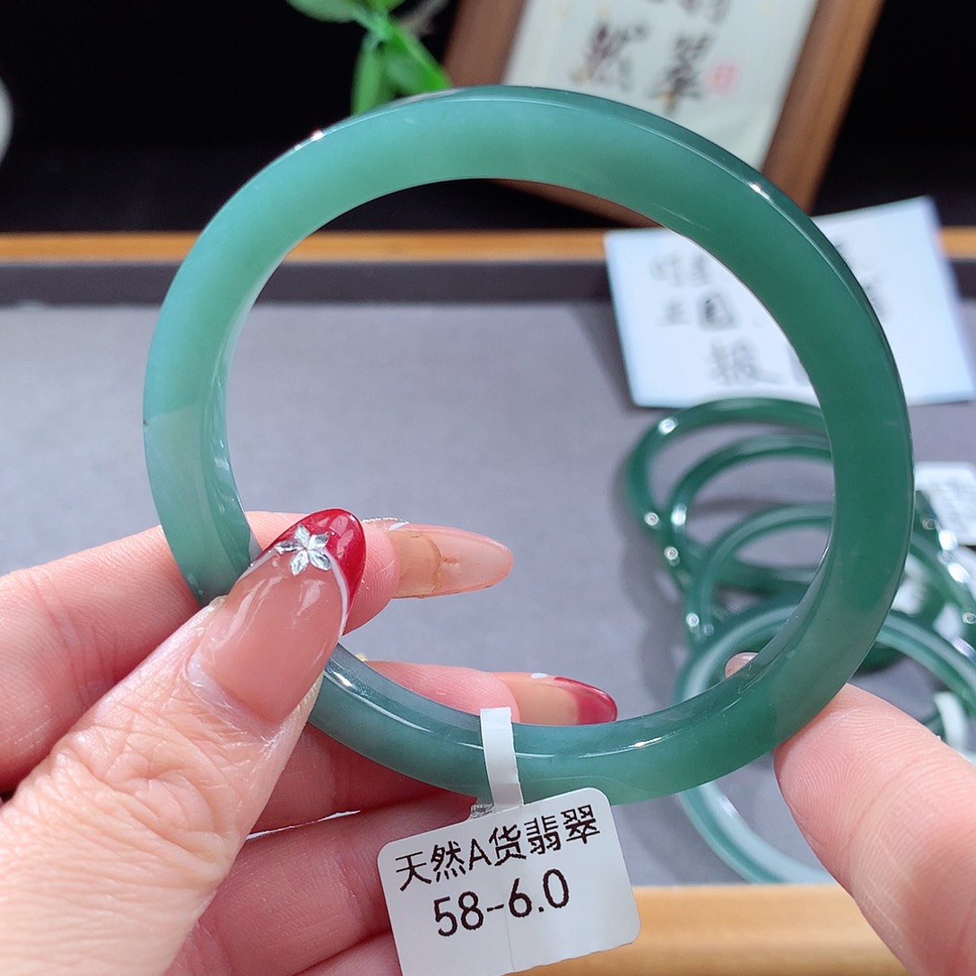 翡翠手镯（圆镯）未镶嵌