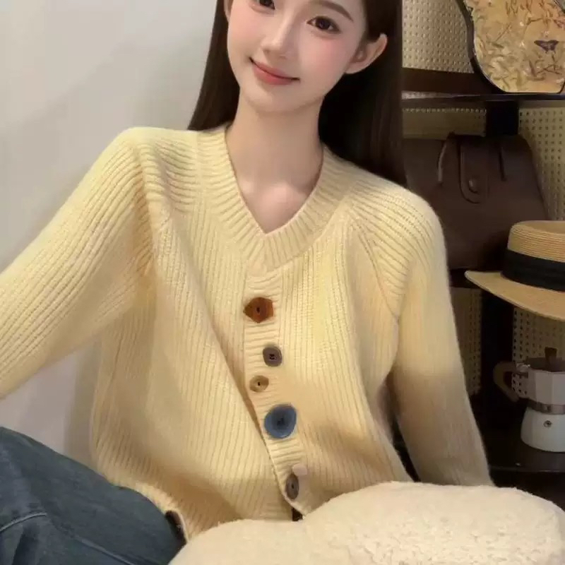 （老四专属）宽松不规则设计彩扣秋冬新款甜美外穿白色针织上衣女