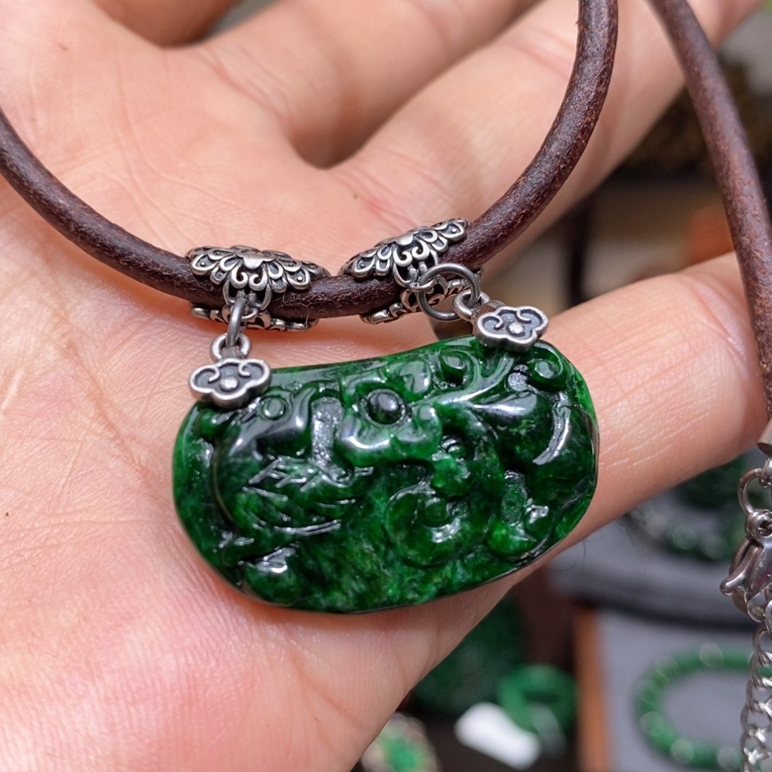 翡翠颈饰未镶嵌玉*坊漂亮美眉