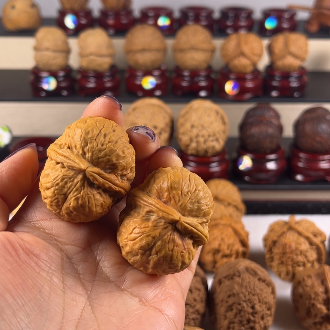 嗨***，吊坠文玩核桃元宝W8