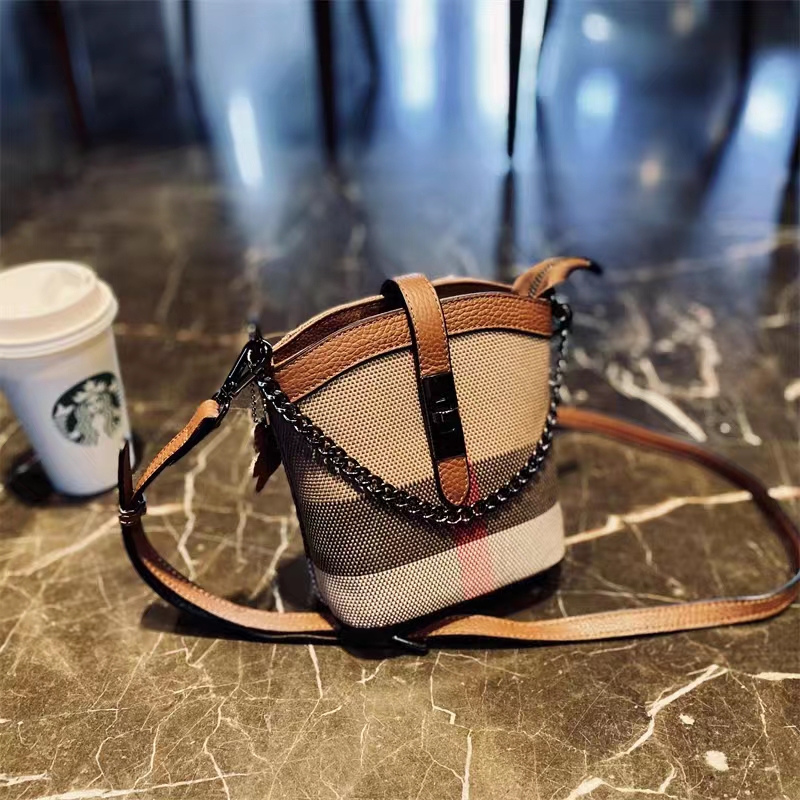 新款时尚格纹百搭斜挎包