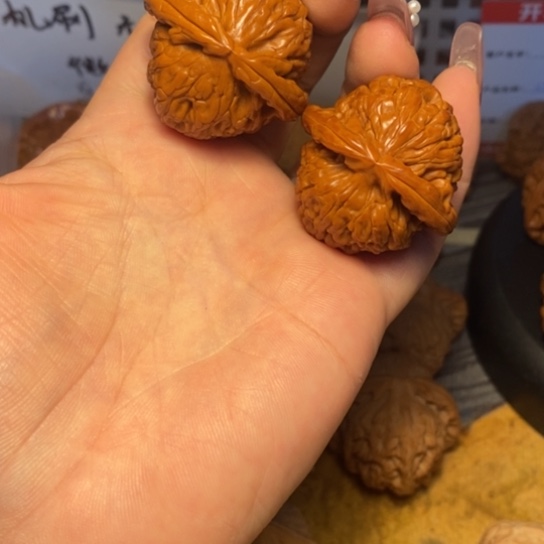 文玩核桃吊坠白狮子
