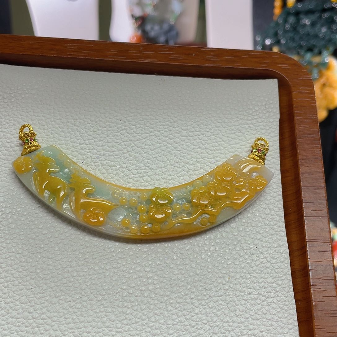 毛***毛翡翠未镶嵌颈饰山水弯弯的