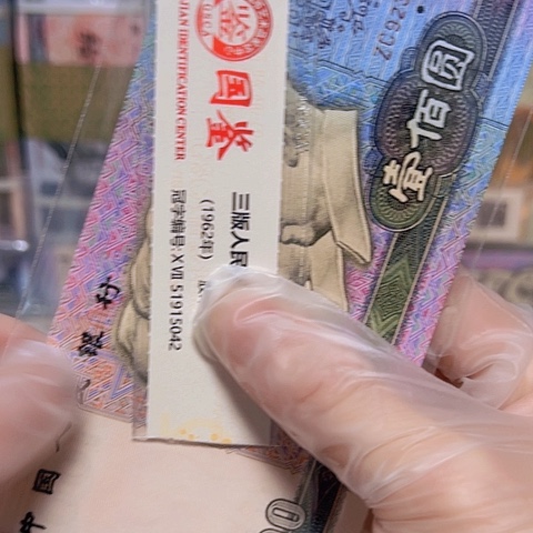 唐豹纹高跟鞋搭配白色的