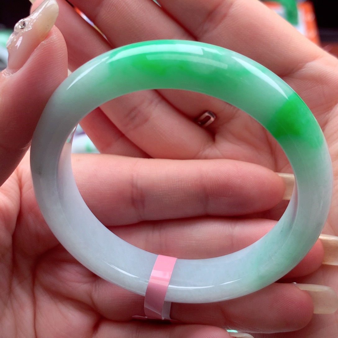 翡翠手镯未镶嵌翡翠