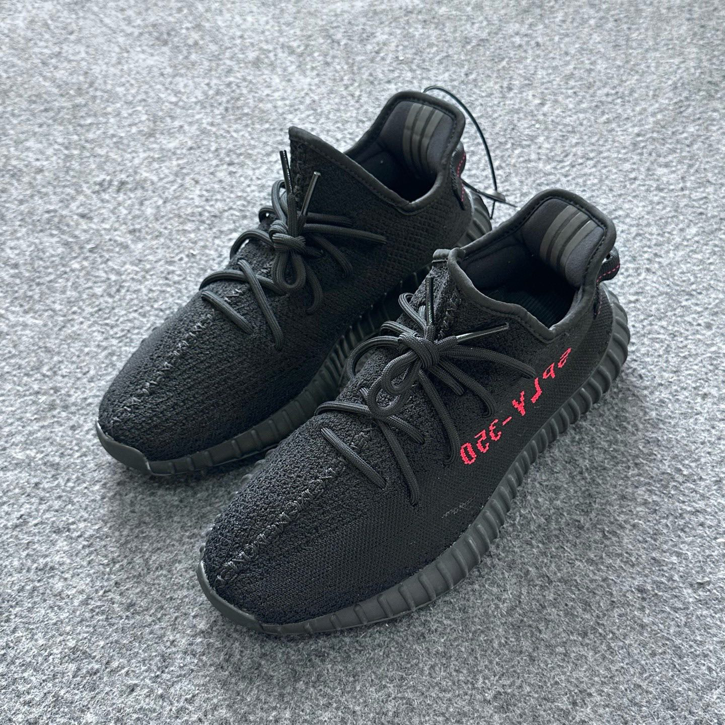 95新 MM6 Yeezy350黑红字 44.5码原盒 A2204 鞋