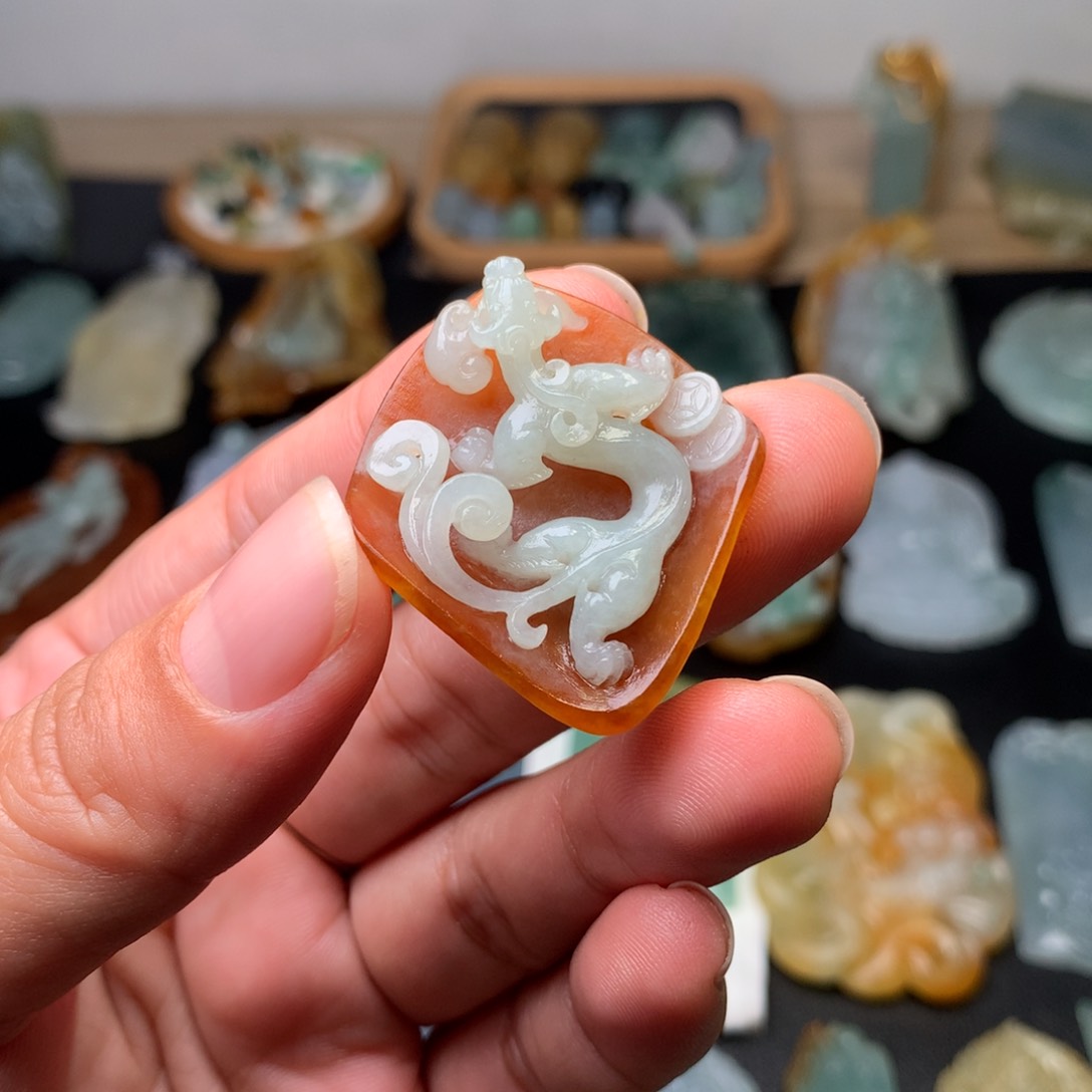 定制翡翠未镶嵌何**。螭龙