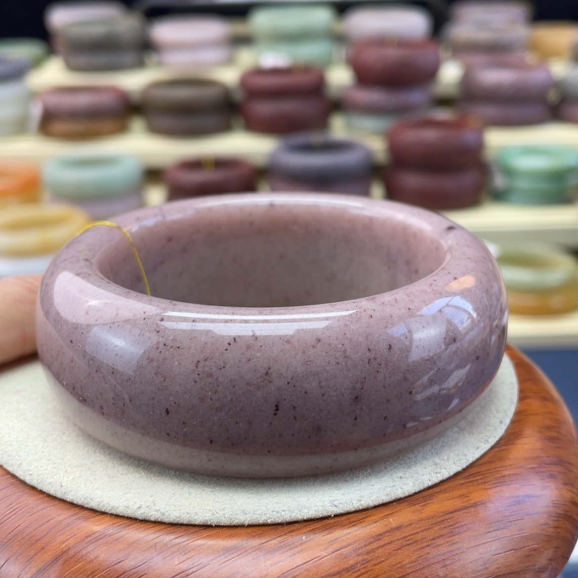 【闪购商品】石英质玉手镯未镶嵌梦***牛