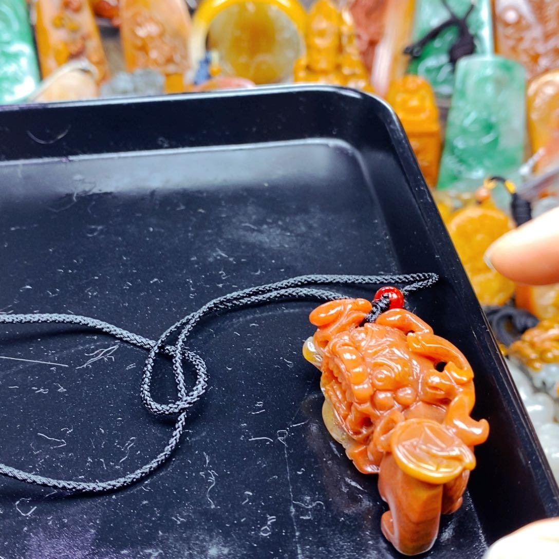 石英质玉（黄龙玉）未镶嵌颈饰