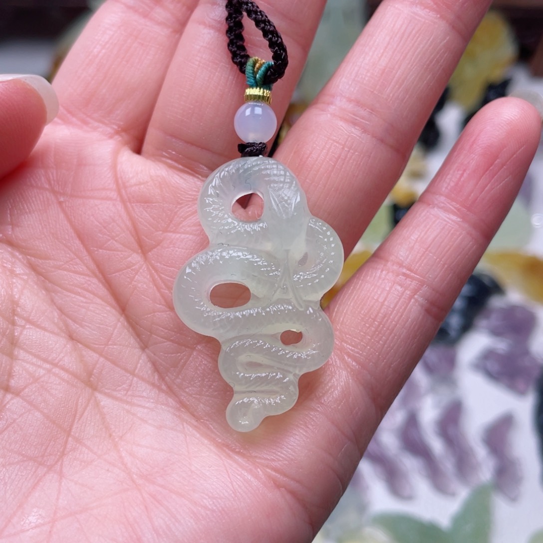 蛇纹石玉颈饰未镶嵌