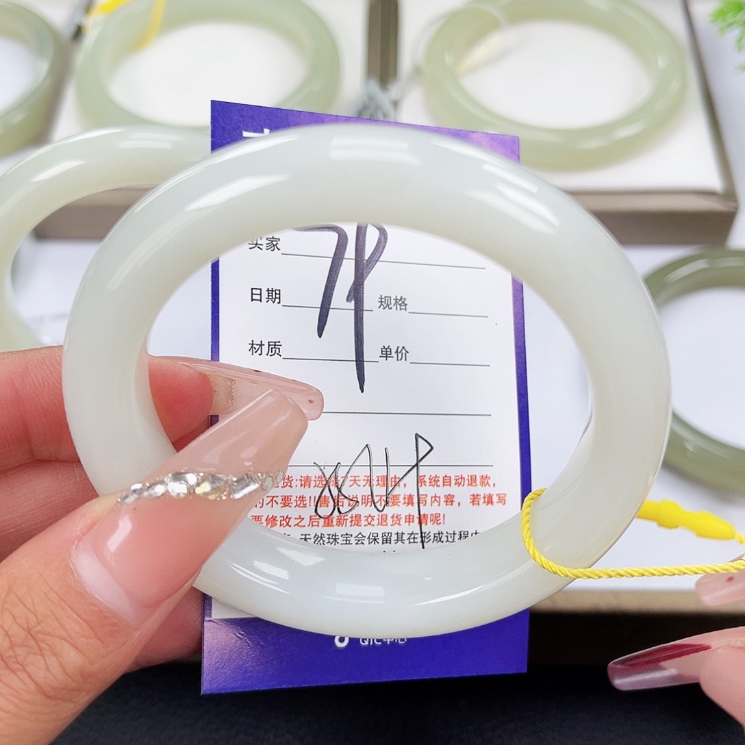 和田玉手镯未镶嵌