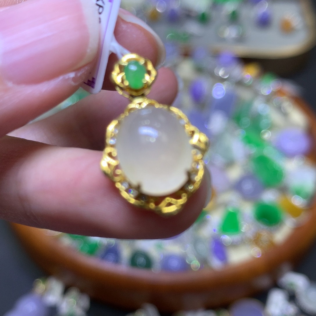 翡翠颈饰18K金镶嵌翡翠吊坠项链