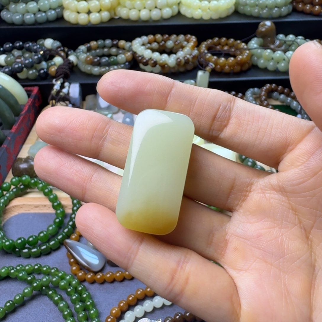 和田玉未镶嵌颈饰小*田