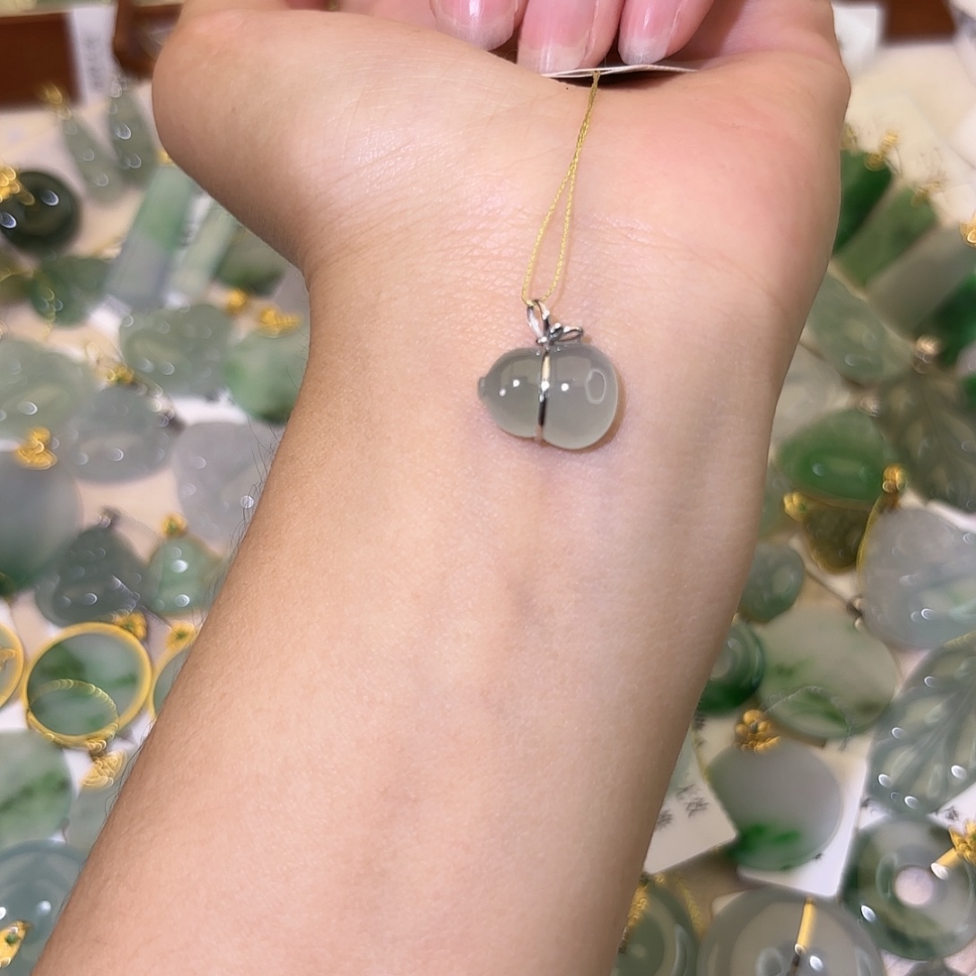 翡翠18K金镶嵌颈饰葫芦