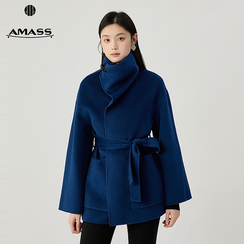 阿玛施AMASS  新款轻奢时髦亮彩立领腰带收腰短款无扣大衣540033