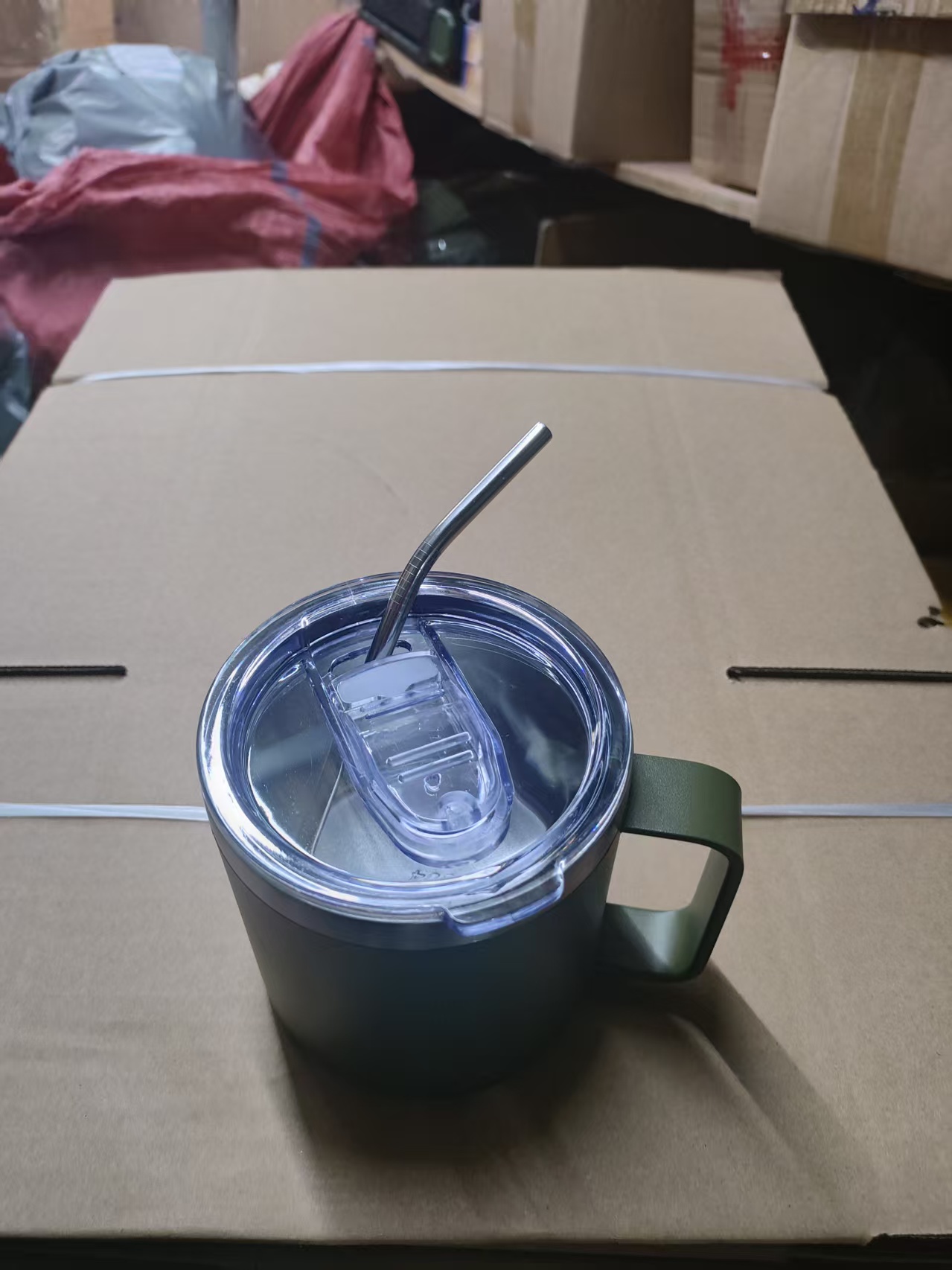边*绿色带盖子带把手带不锈钢吸管保温杯  10*10cm  容量400ML