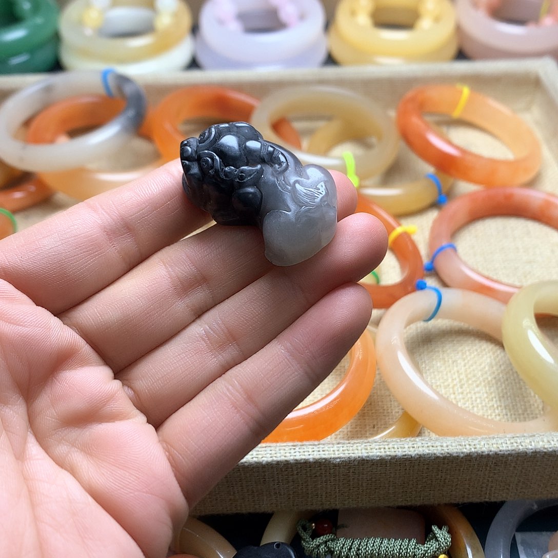 未镶嵌石英质玉（黄龙玉）手镯蔚****?
