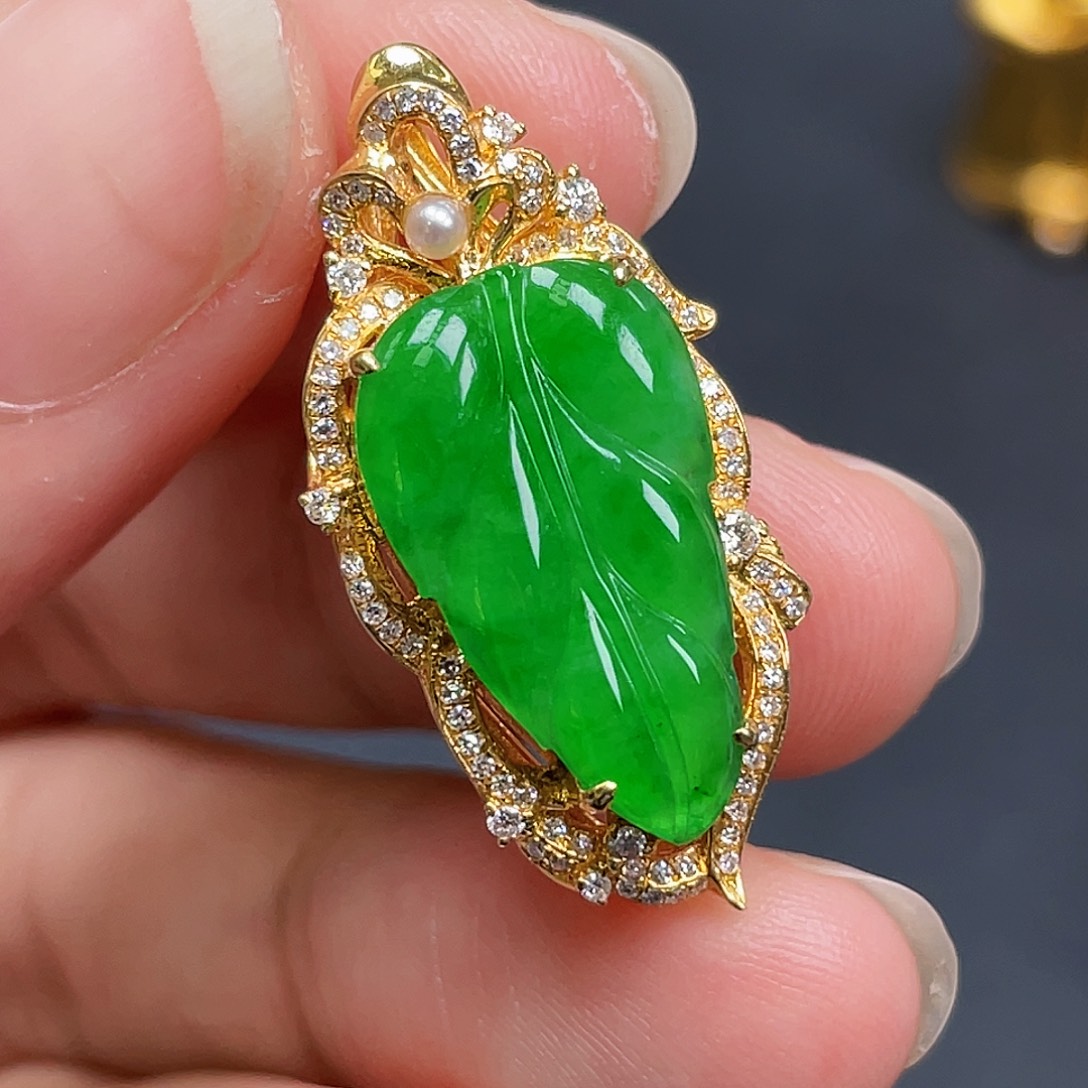 翡翠18K金镶嵌颈饰绿叶子