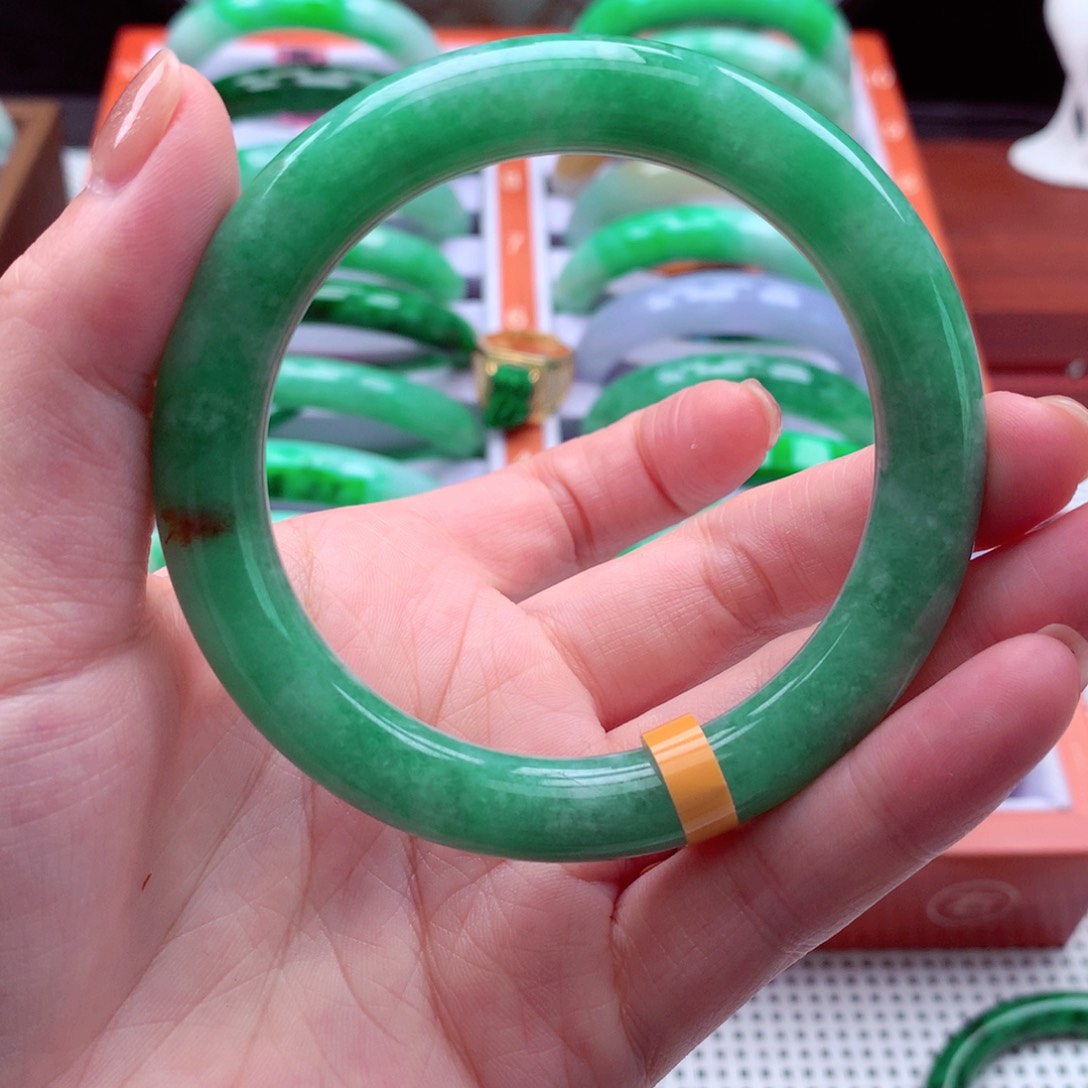 翡翠手镯未镶嵌翡翠