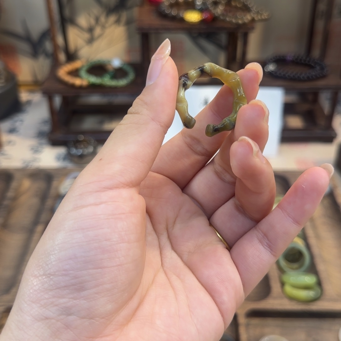 蛇纹石玉颈饰合金