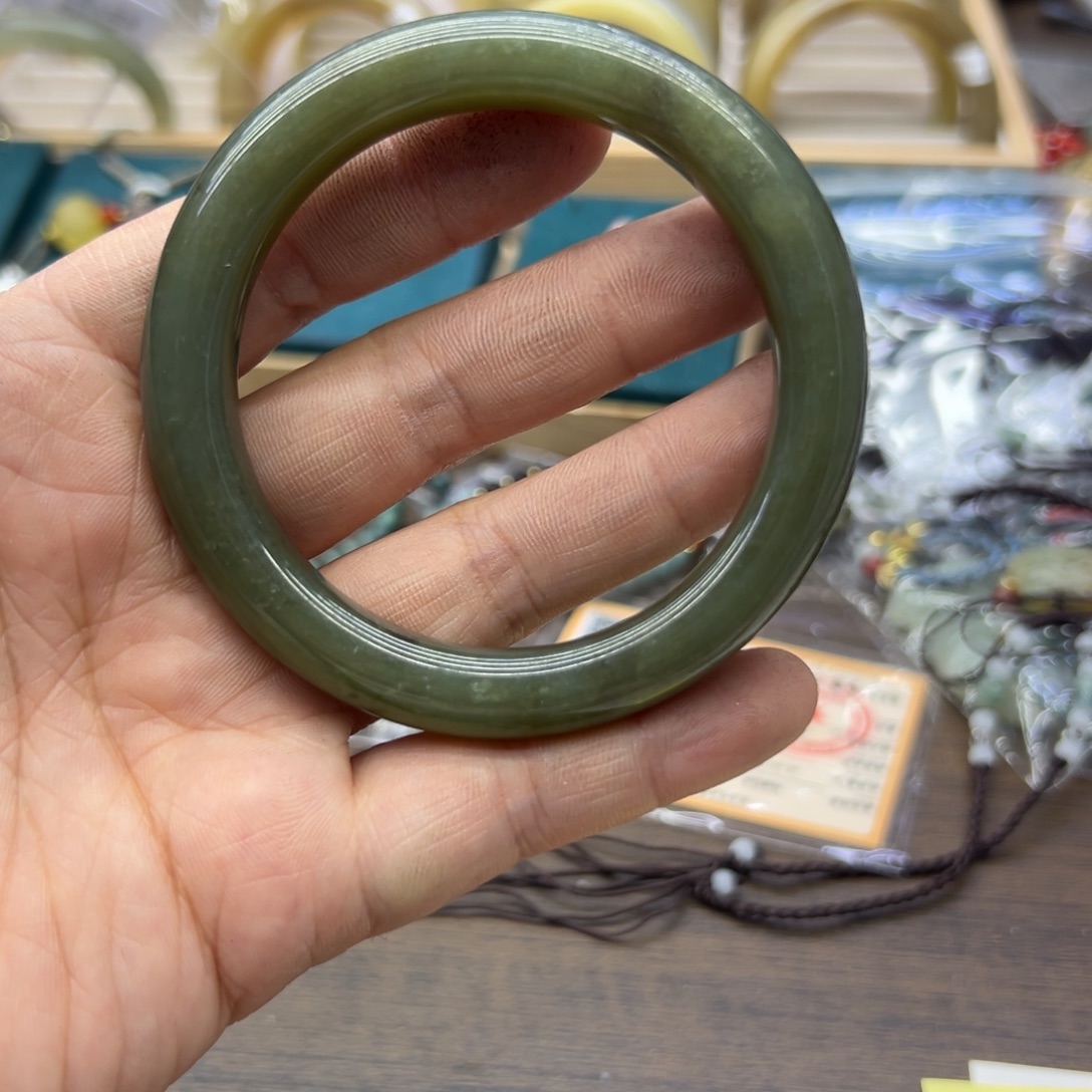 和田玉未镶嵌手镯58.2圈围930瑕