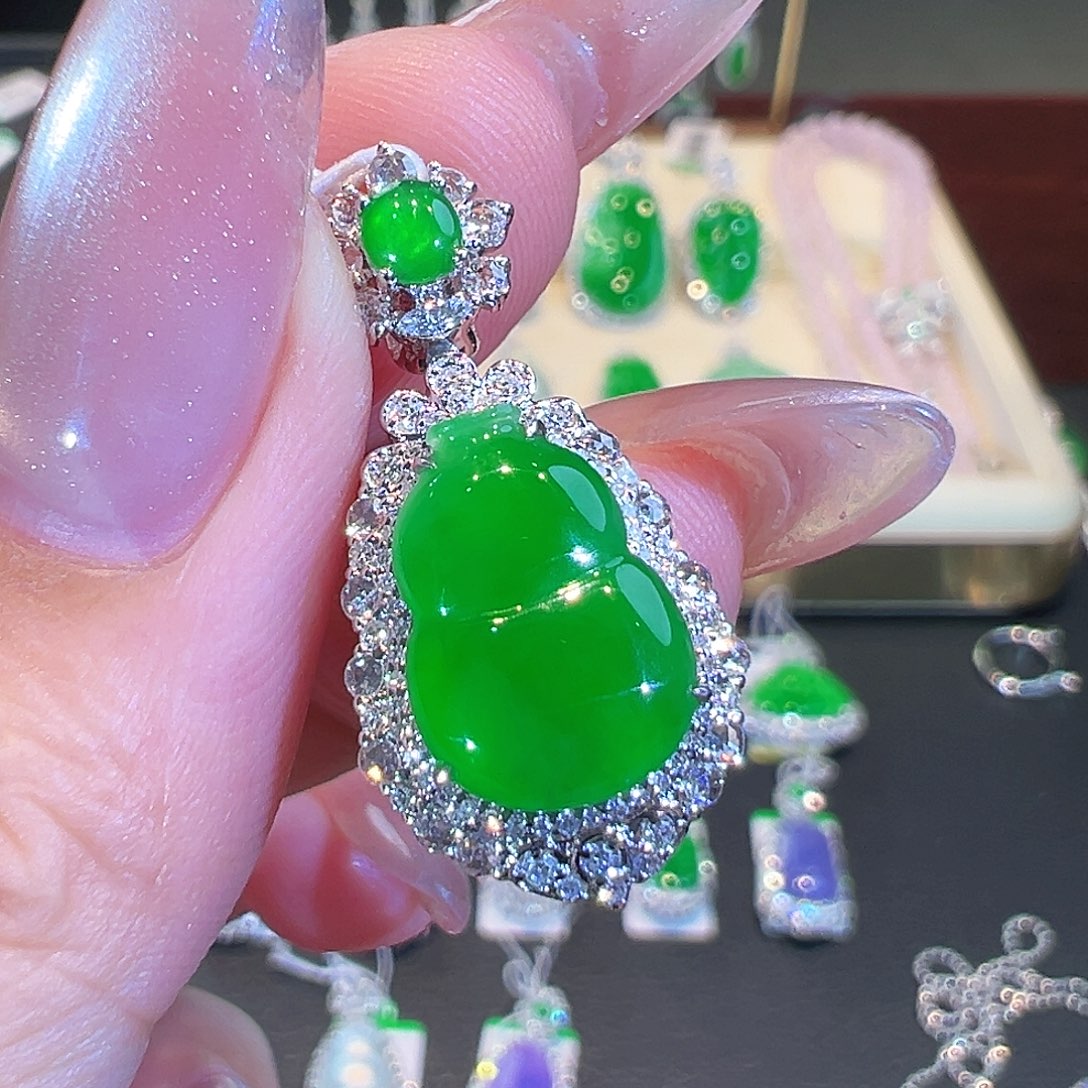 翡翠吊坠(不含链)18K金镶嵌翡翠