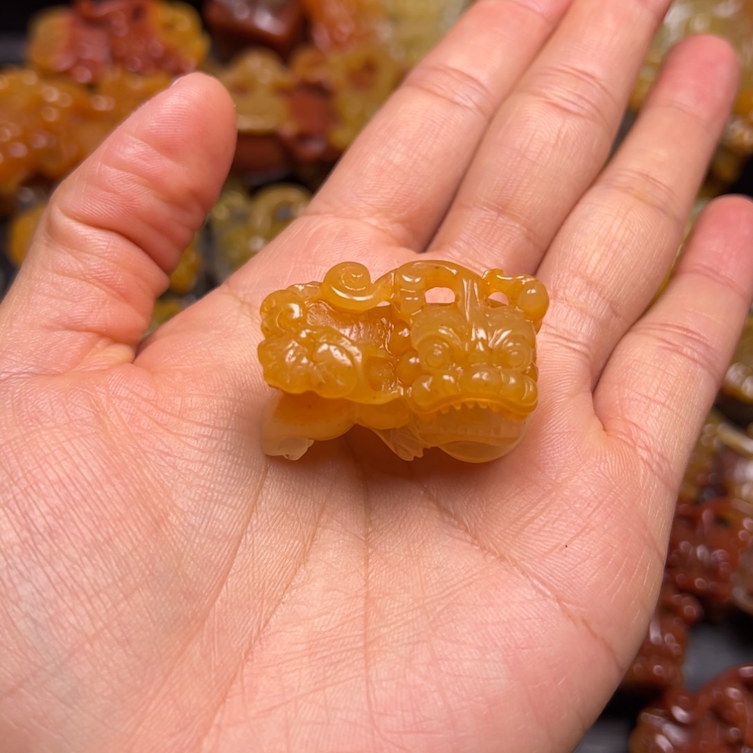 石英质玉（黄龙玉）颈饰未镶嵌