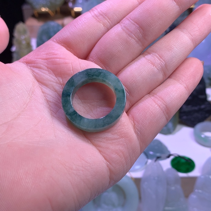 颈饰未镶嵌翡翠戒指