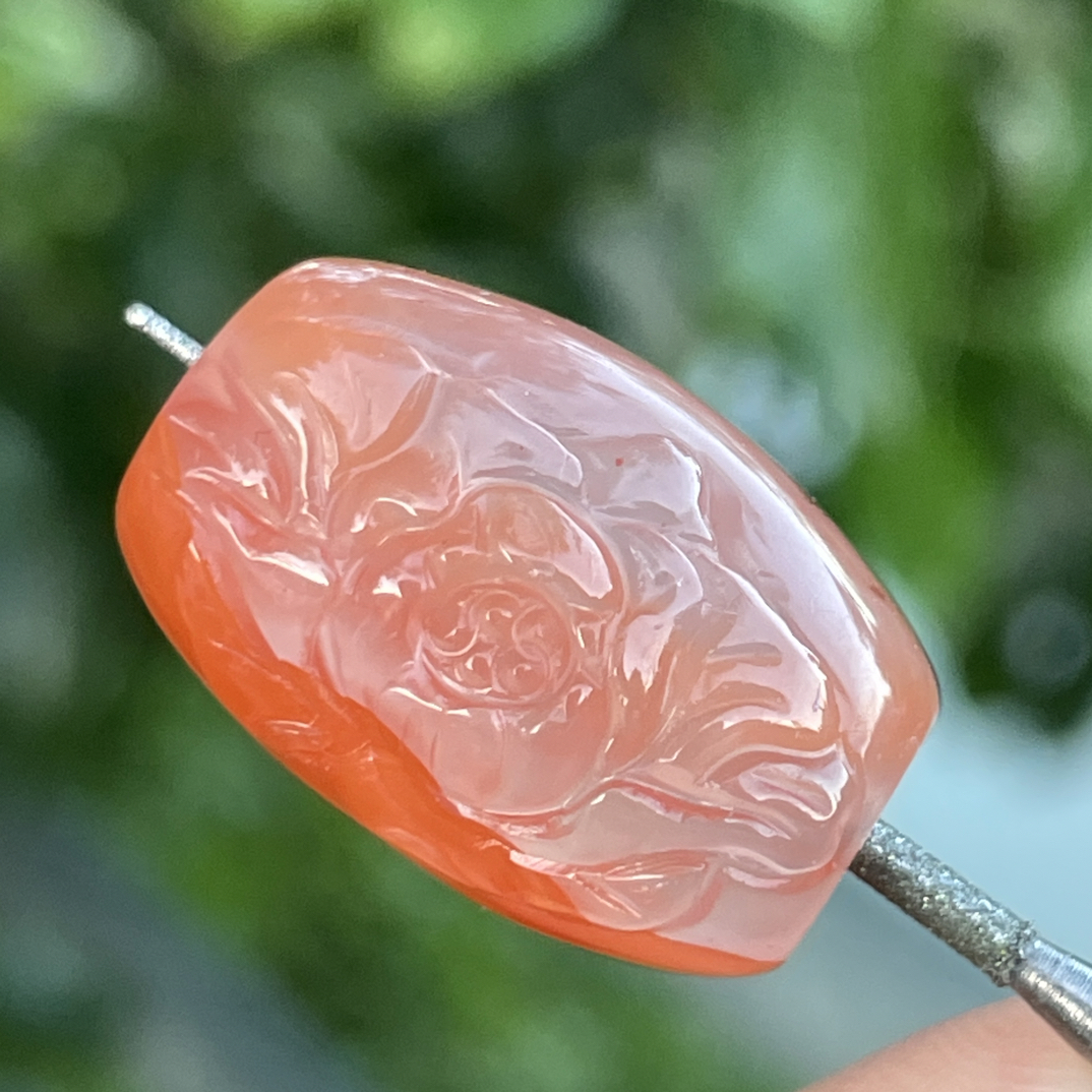 精品南红桶珠配饰，双面雕刻牡丹花，特色冰飘，尺寸14.5x21.8mm