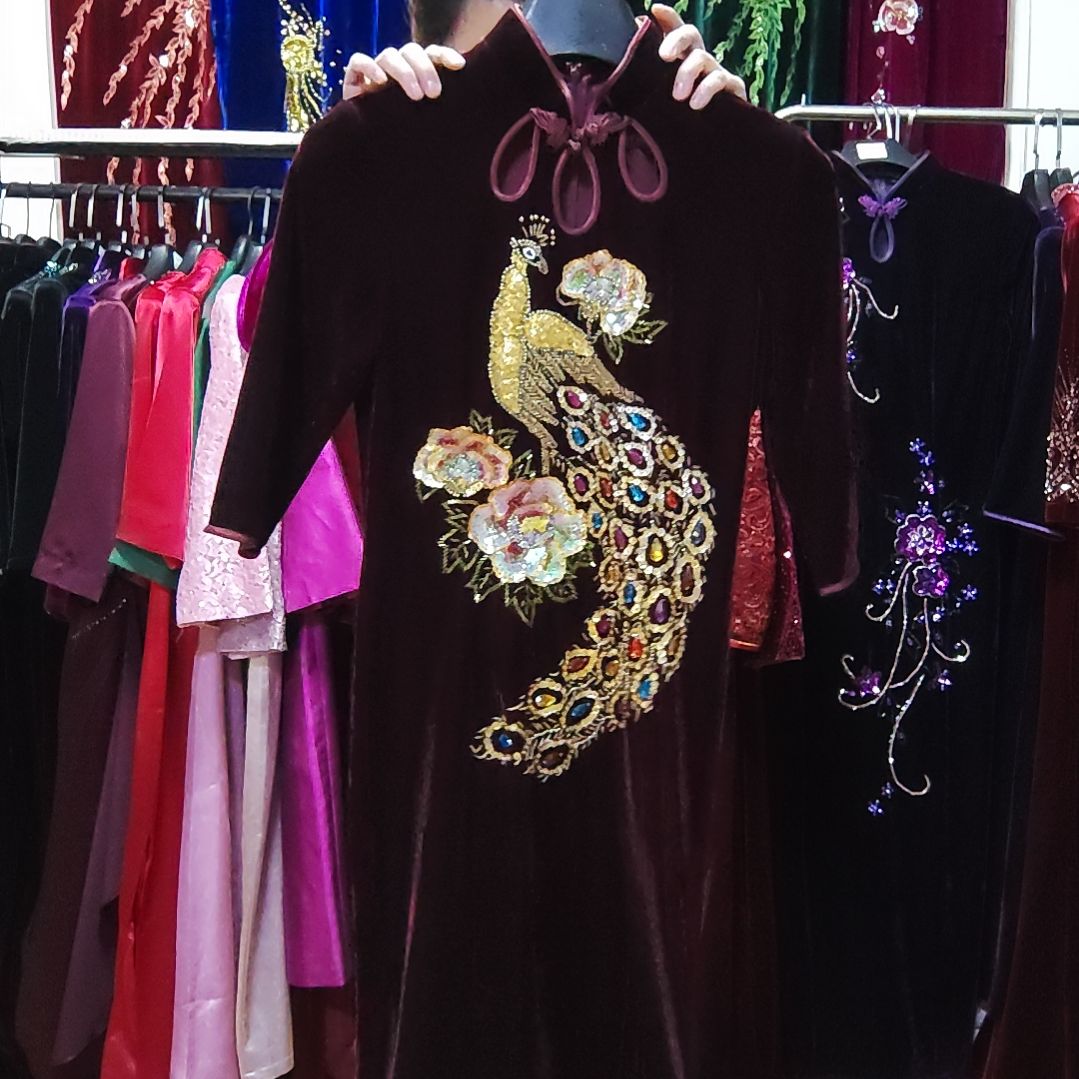 枣红色金丝绒三片水滴领手工穿珠短款旗袍l码95-115内