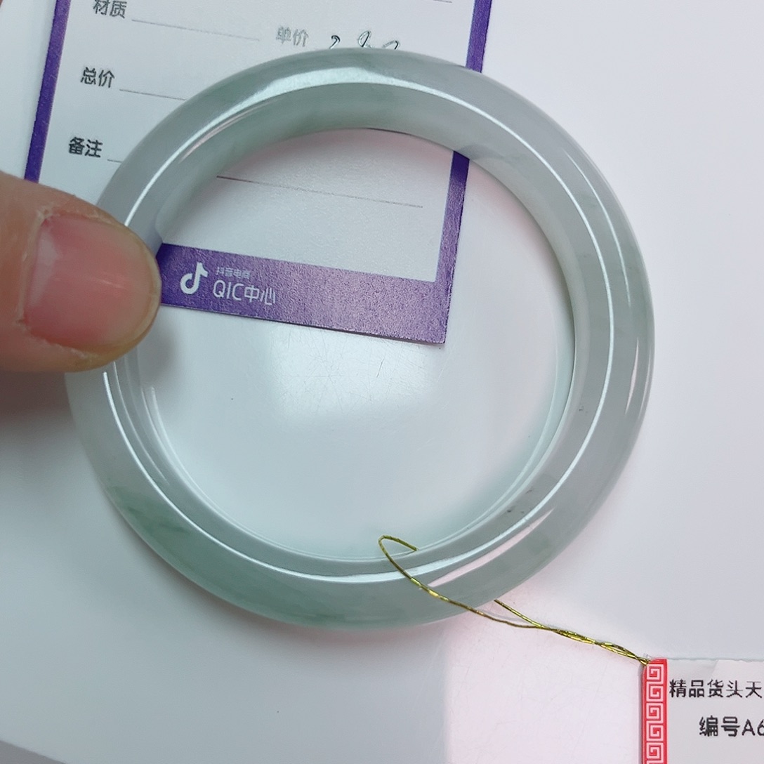 石英质玉手镯未镶嵌穗*?