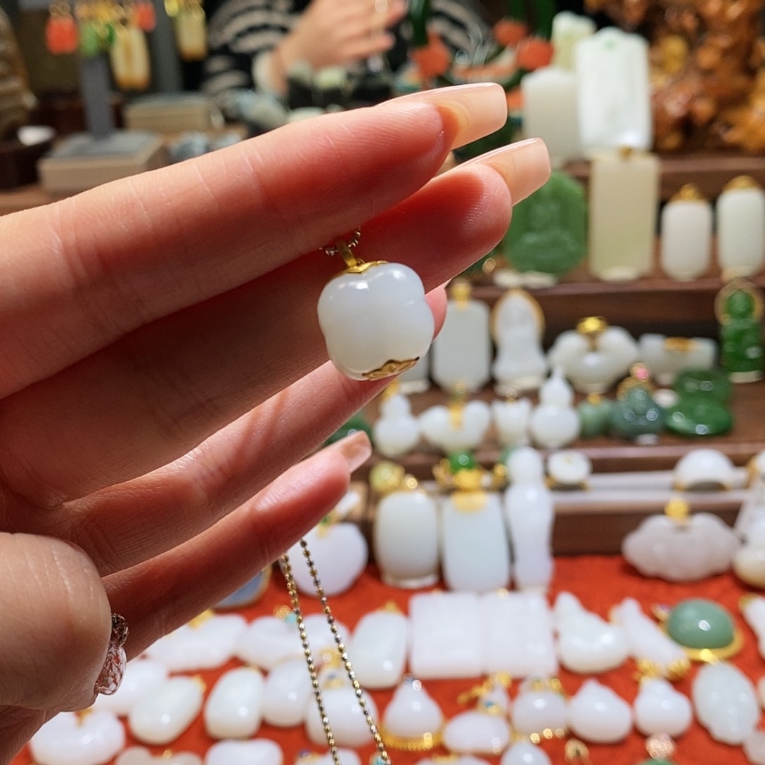 和田玉吊坠(不含链)18K金镶嵌?*兜