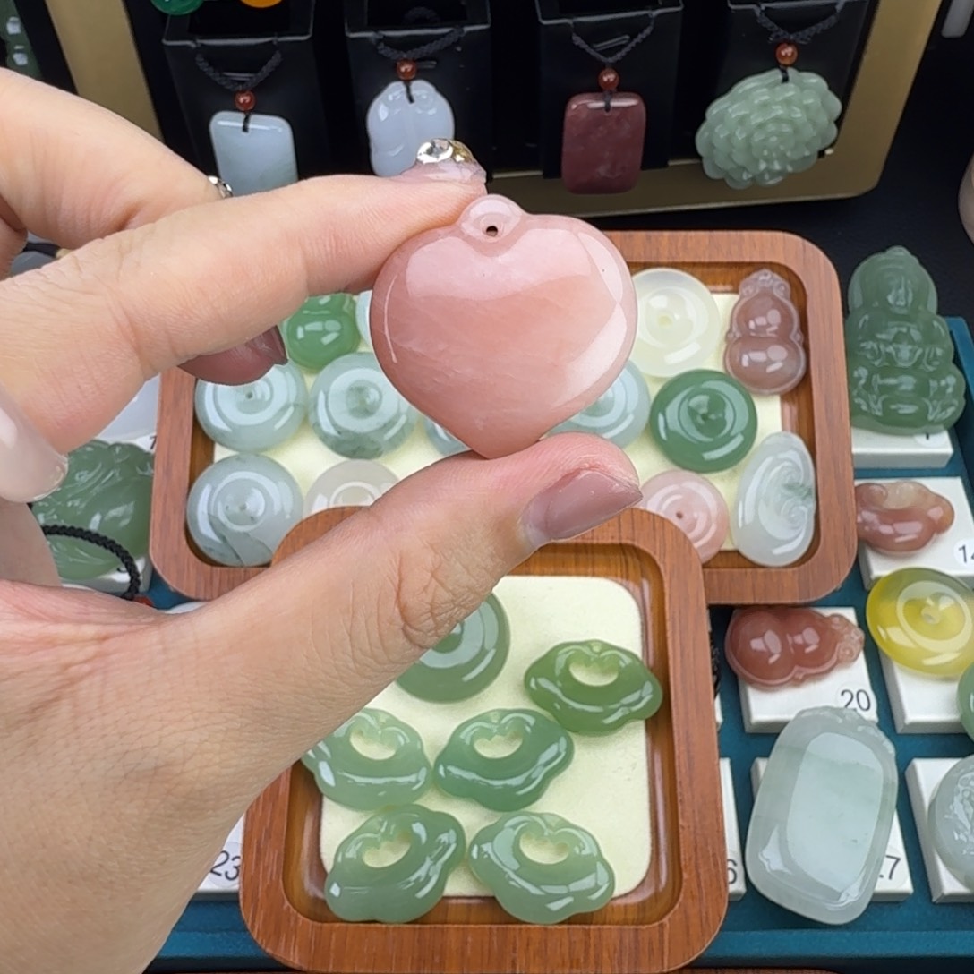 白***姐石英岩玉未镶嵌颈饰