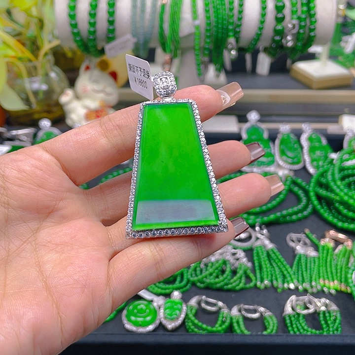 翡翠颈饰未镶嵌一刀切大无事牌