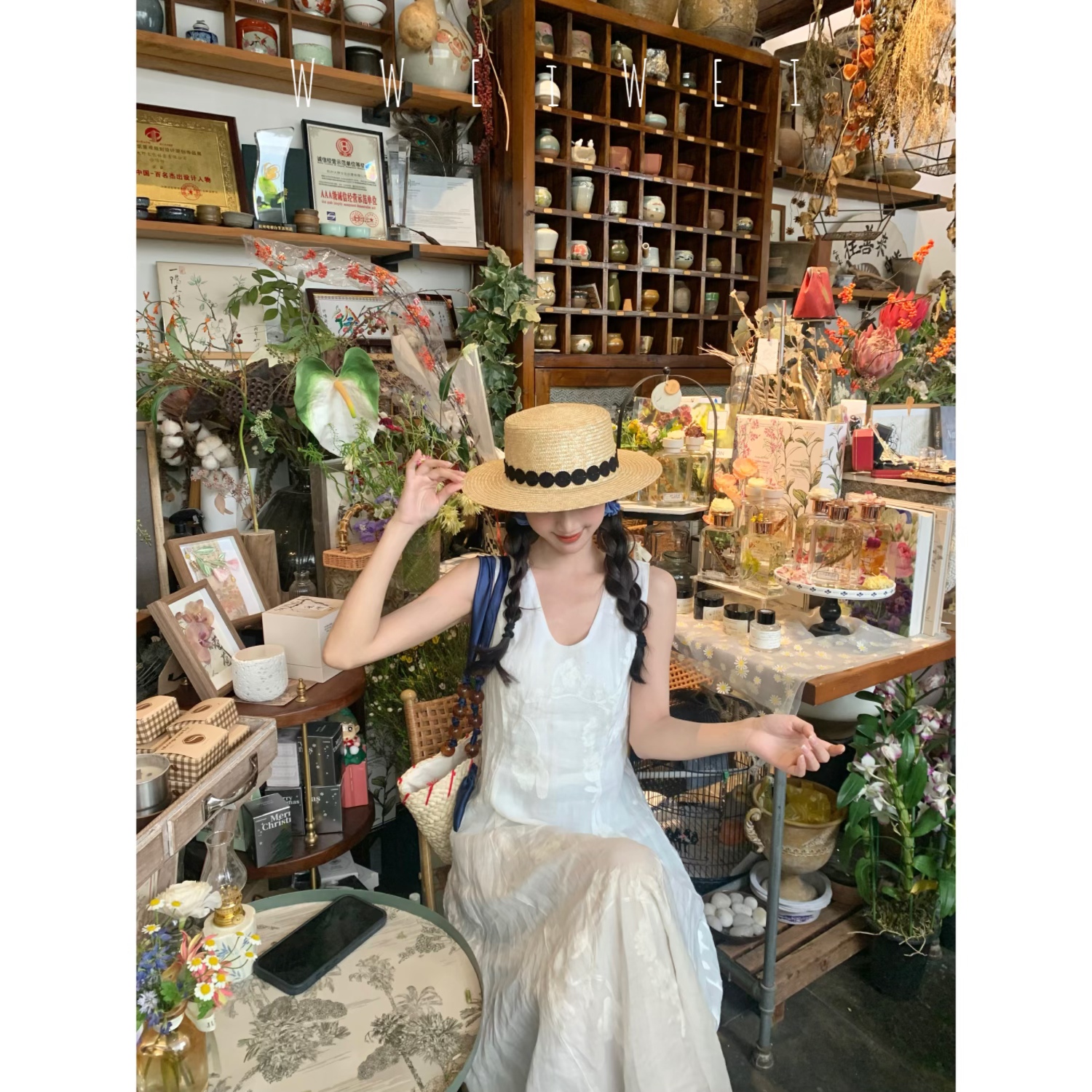 王玮玮【清迈月光】法式V领高腰显瘦刺绣提花A字白色背心连衣裙