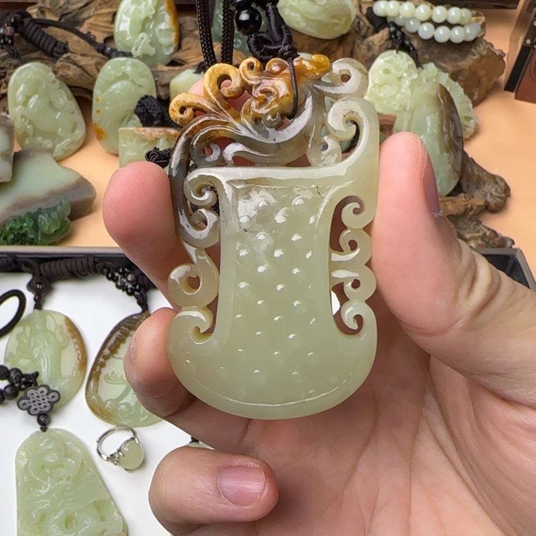 岫岩河磨玉（透闪石质玉）未镶嵌颈饰府上有龙