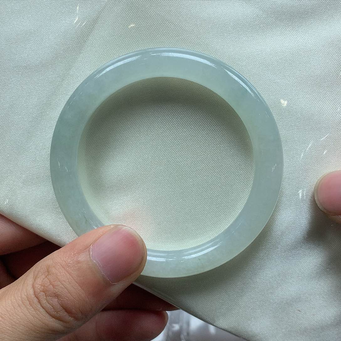 翡翠手镯未镶嵌翡翠