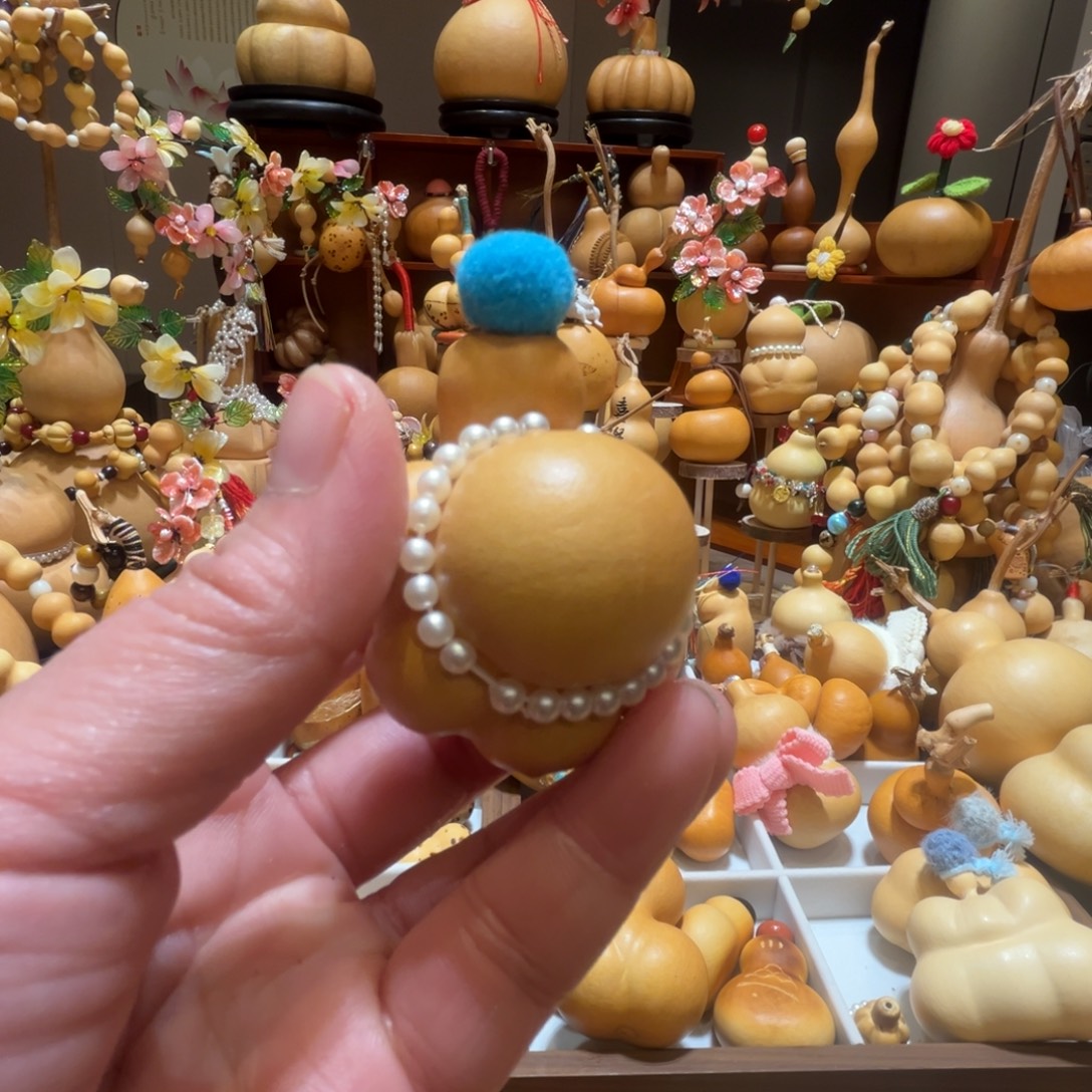 小***着小乌龟葫芦真好看