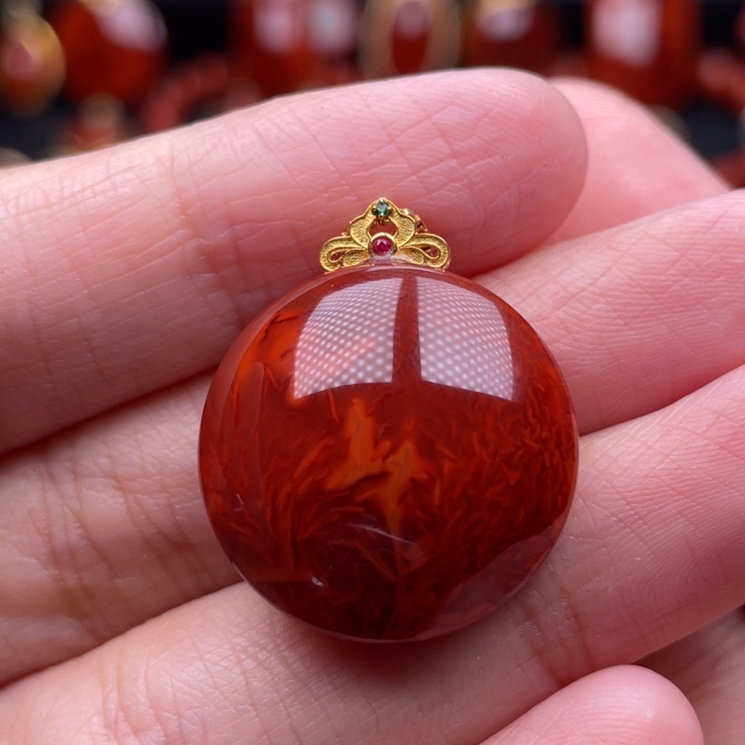 南红玛瑙18K金镶嵌珠宝奇石圆牌吊坠