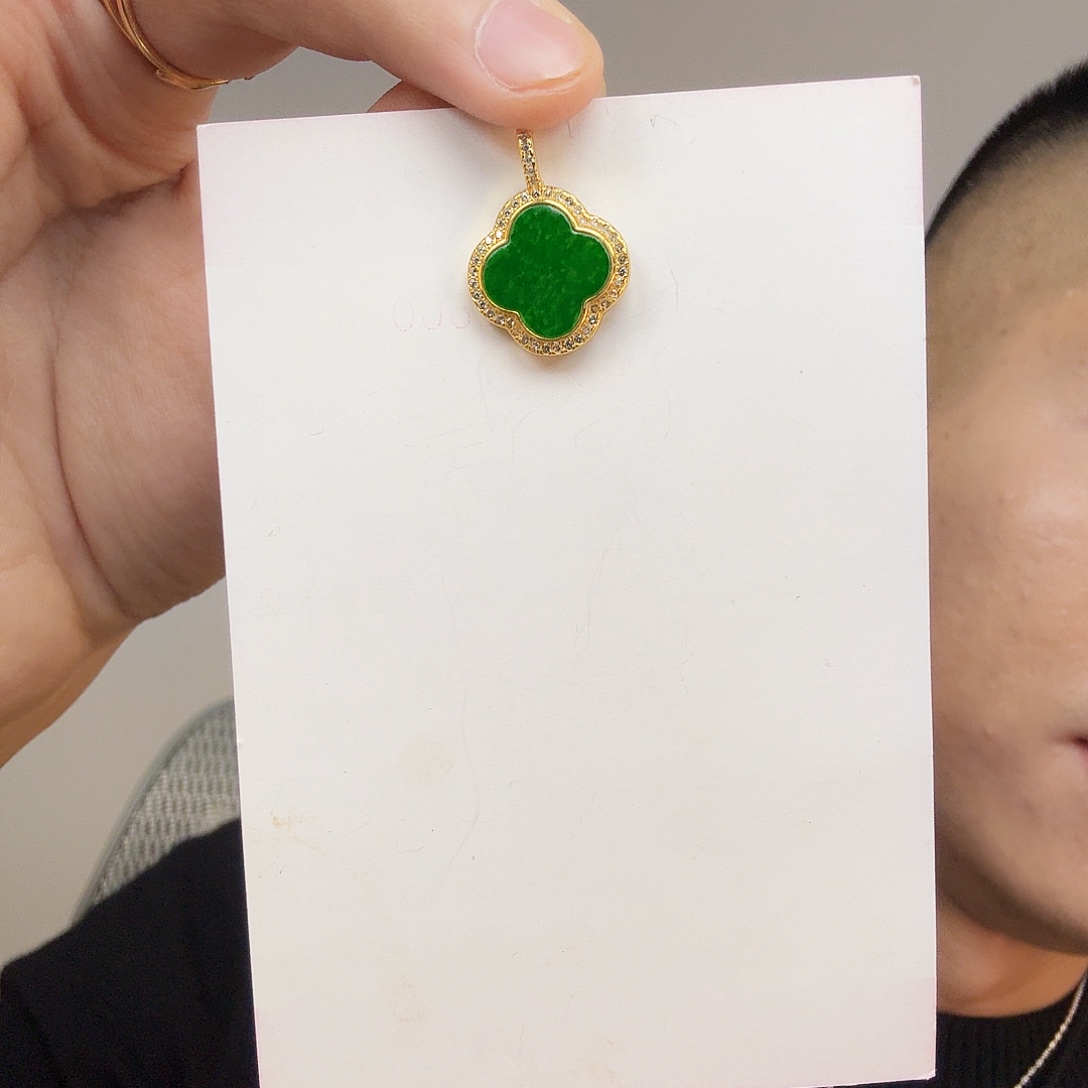 翡翠未镶嵌颈饰一件
