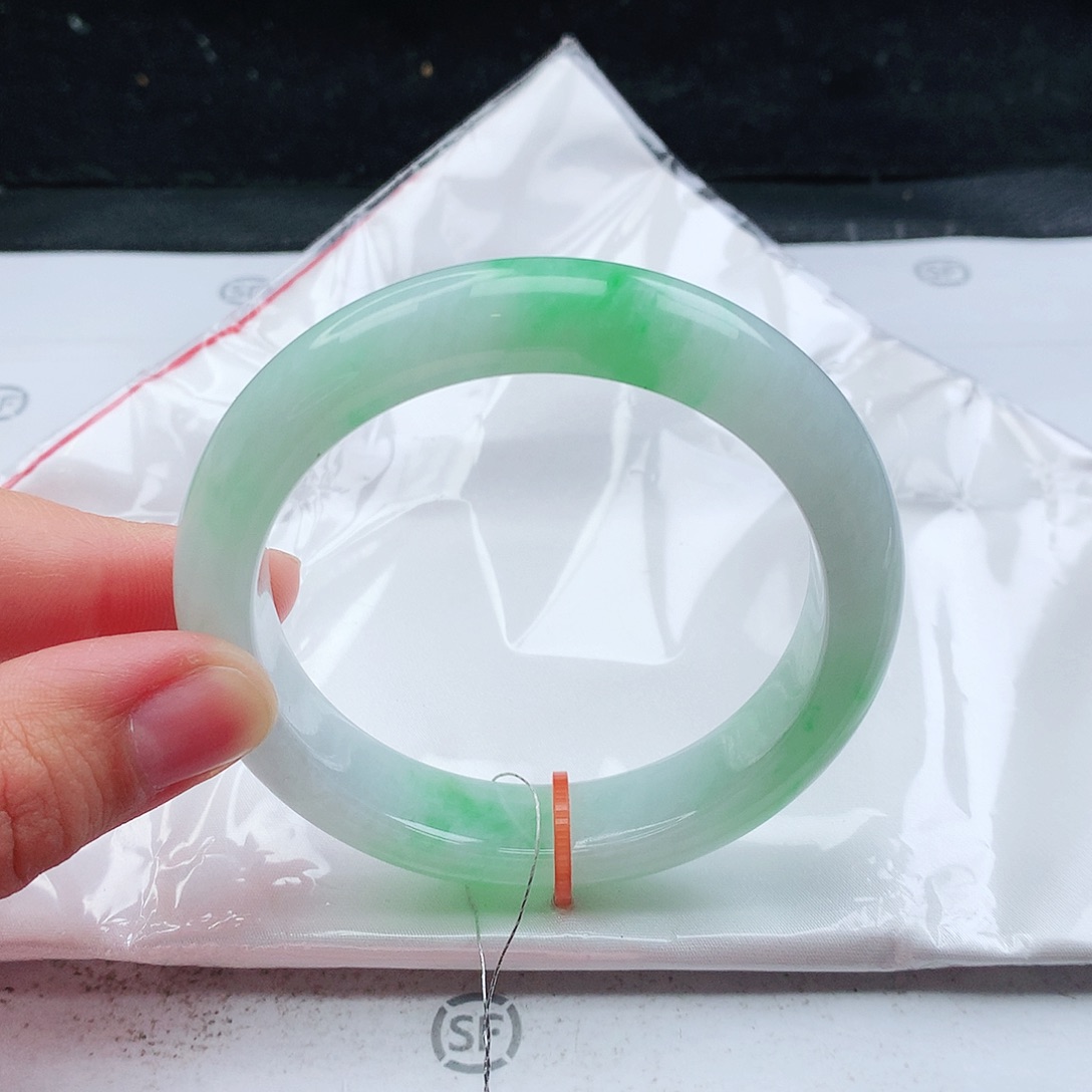 翡翠手镯未镶嵌57圈口