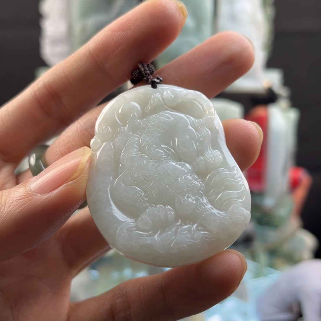 翡翠颈饰未镶嵌下山虎