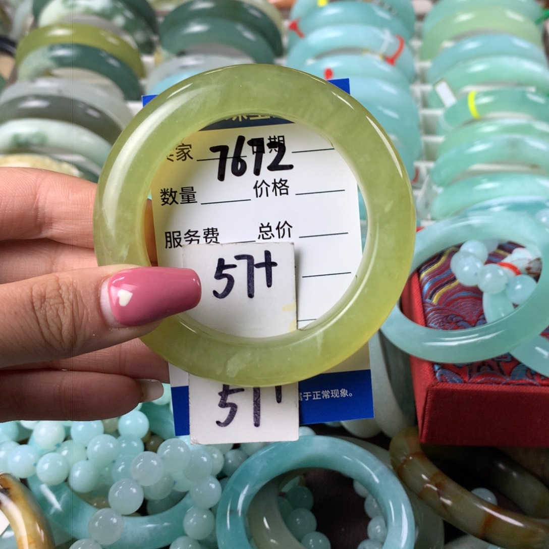 蛇纹石玉手镯未镶嵌7672