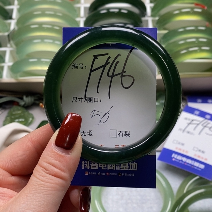 蛇纹石玉手镯未镶嵌月****?