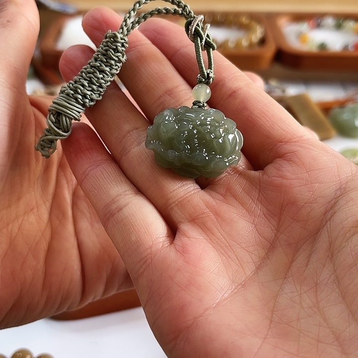 L***9和田玉未镶嵌颈饰