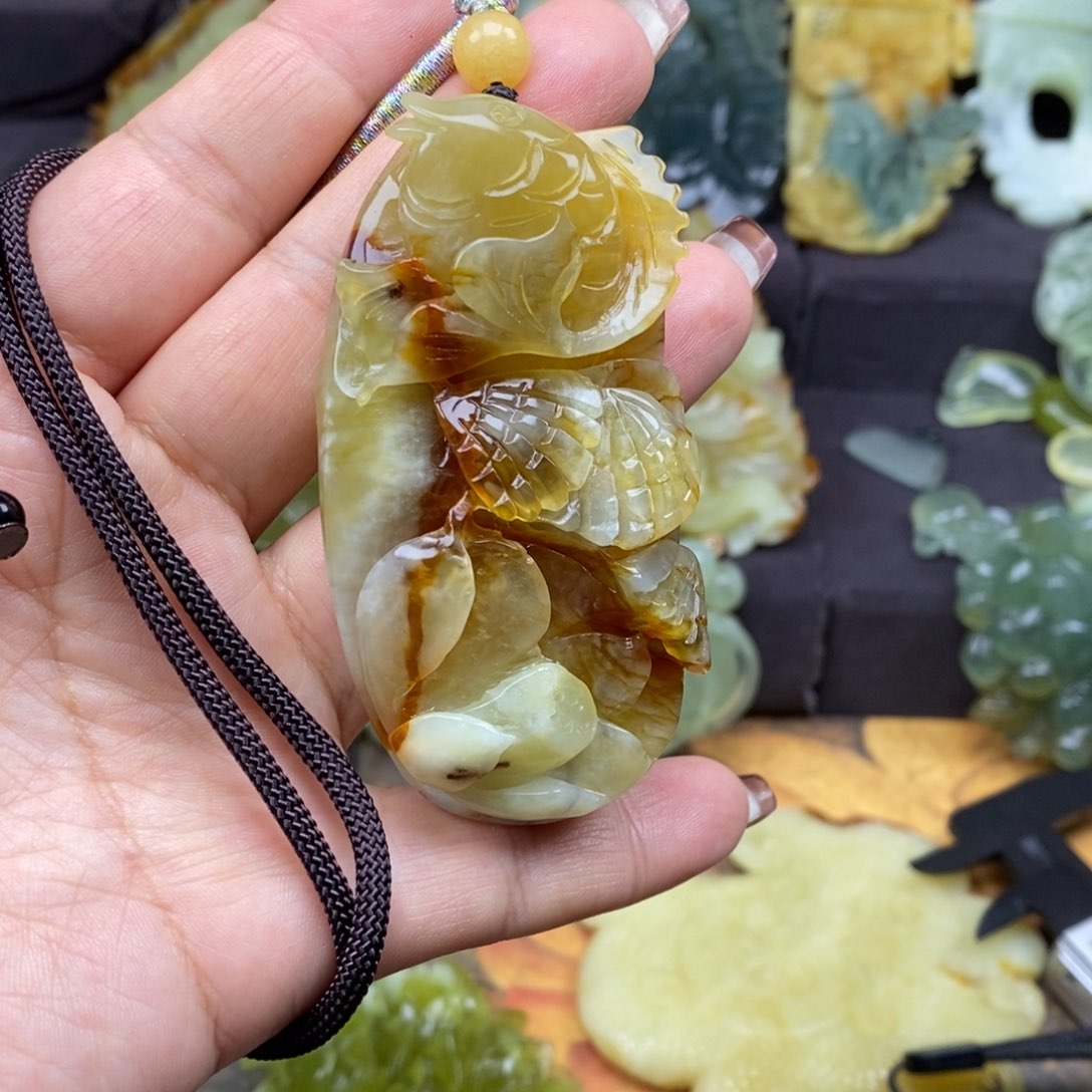 蛇纹石玉颈饰未镶嵌