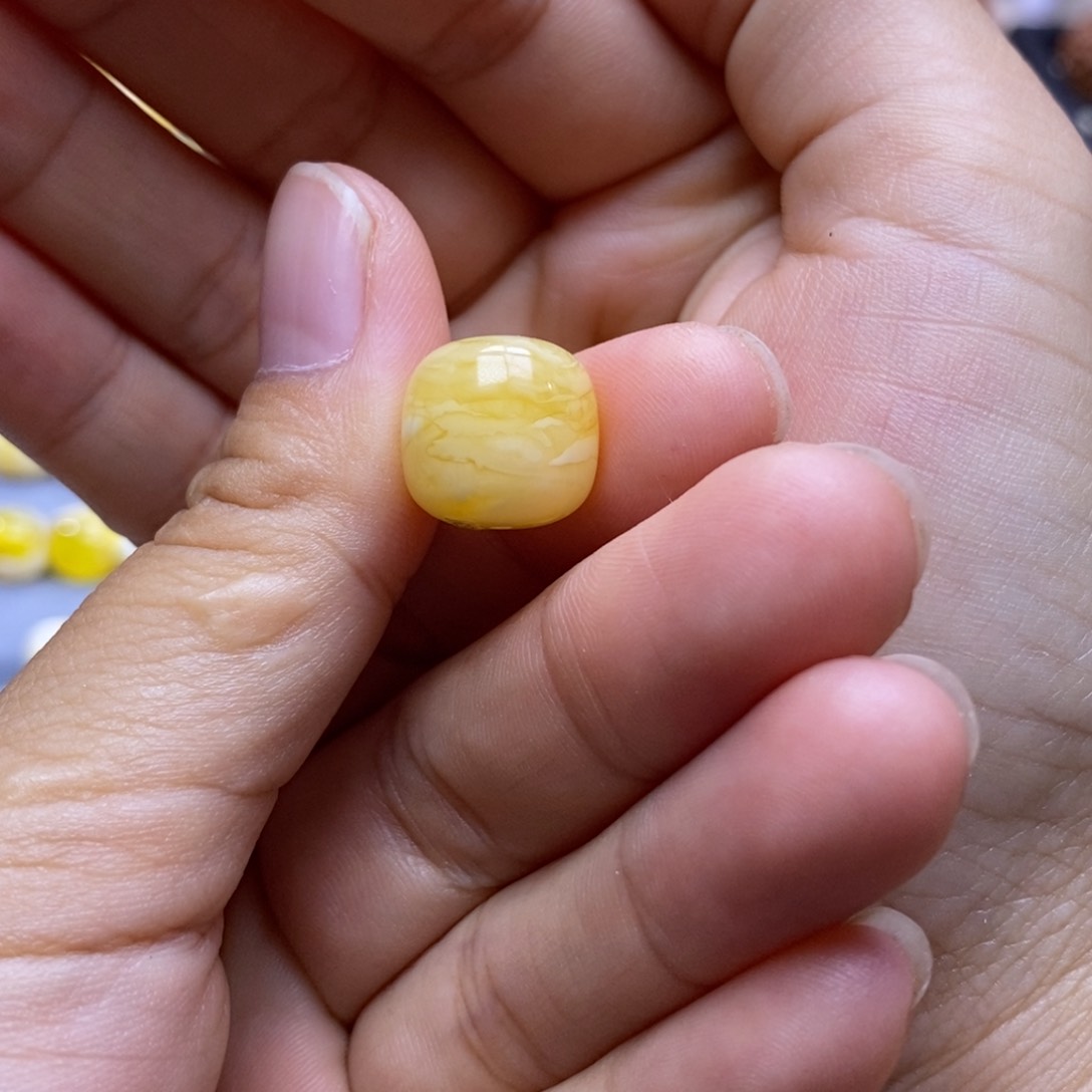 琥珀未镶嵌珠宝奇石“***条