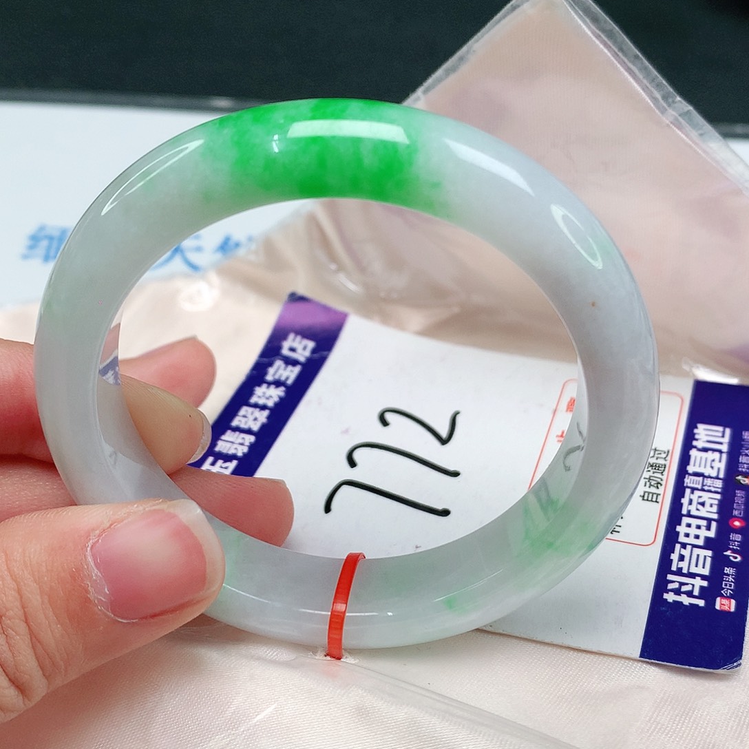 翡翠手镯未镶嵌翡翠