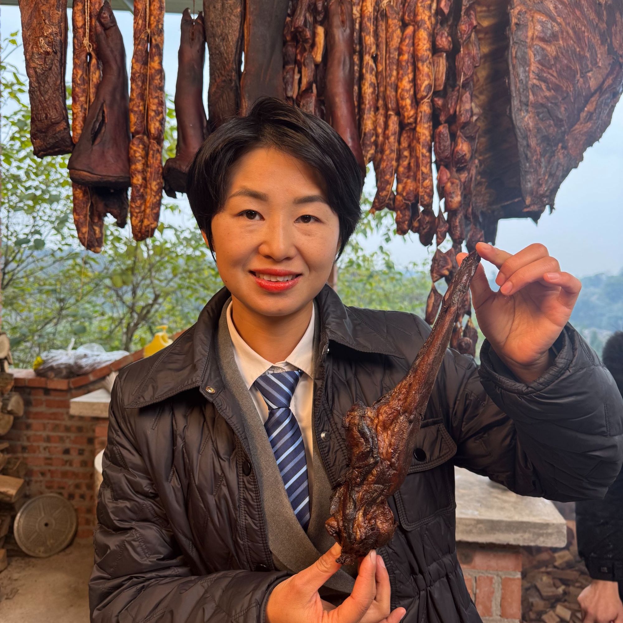 腊舌头农村手工传统做法 柏树小火慢熏